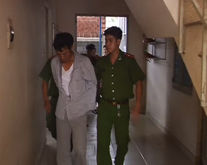 Đối tượng được đưa về cơ quan công an.