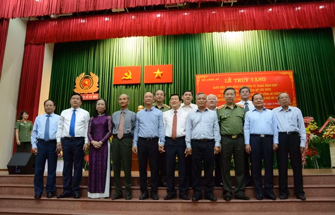 Bộ trưởng Tô Lâm cùng các đại biểu dự lễ truy tặng.