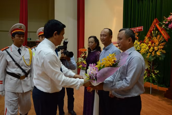 Bí thư Thành ủy TP Hồ Chí Minh Đinh La Thăng tặng hoa chúc mừng người thân của đồng chí Lê Thanh Vân.