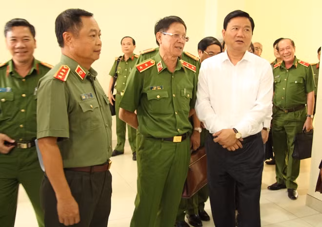 Bí thư Thành ủy Đinh La Thăng, Thứ trưởng Phạm Dũng và các đại biểu dự hội nghị.