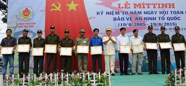 Đại tá Lê Văn Việt - Giám đốc Công an tỉnh Trà Vinh trao giấy khen cho các cá nhân, có thành tích xuất sắc.
