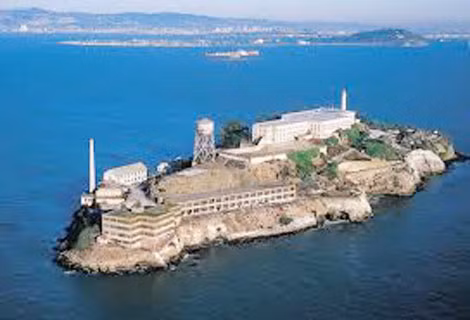 Toàn cảnh Nhà tù Alcatraz trên vịnh San Francisco.