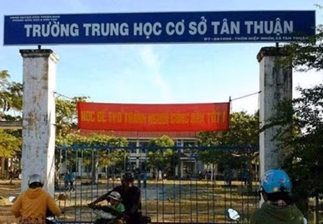 Cổng trường THCS Tân Thuận.