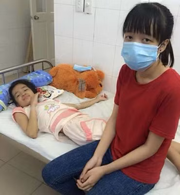 Em Phương chăm sóc em Thảo tại Bệnh viện Phụ sản – Nhi Đà Nẵng.