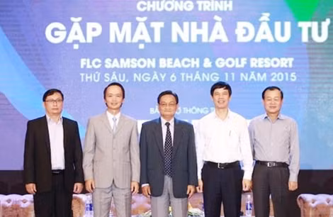 Chủ tịch FLC Trịnh Văn Quyết cùng các khách mời chụp ảnh lưu niệm sau toạ đàm.