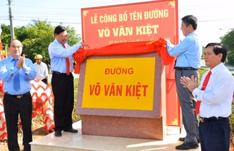 Đồng chí Nguyễn Thiện Nhân mở băng khánh thành tên đường Võ Nguyên Giáp – Võ Văn Kiệt và Nguyễn Thiện Thành.