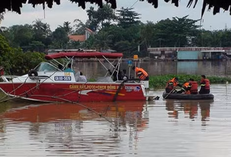 Lực lượng tìm kiếm cứu nạn tìm xác nạn nhân.