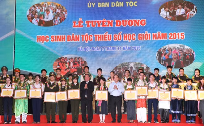 Lễ tuyên dương học sinh dân tộc thiểu số xuất sắc. (Ảnh: chinhphu.vn)