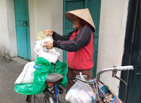 Chị Thạc Thị Thoa mưu sinh với xe muối trong sáng mùng 1 Tết.
