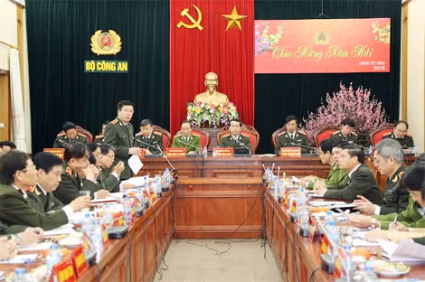 Trung tướng Nguyễn Danh Cộng, Chánh Văn phòng Bộ Công an báo cáo tóm tắt tình hình, kết quả công tác đảm bảo ANTT dịp Tết Nguyên đán Ất Mùi 2015.