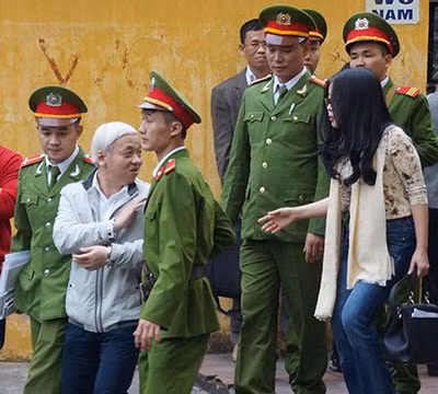 Giây phút tình cảm giữa bị cáo Kiên và vợ khi phiên tòa kết thúc.