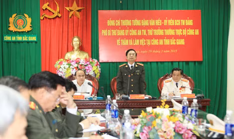 Thứ trưởng Thường trực Đặng Văn Hiếu phát biểu chỉ đạo trong buổi làm việc với Công an tỉnh Bắc Giang. Thứ trưởng Thường trực Đặng Văn Hiếu phát biểu chỉ đạo trong buổi làm việc với Công an tỉnh Bắc Giang.
