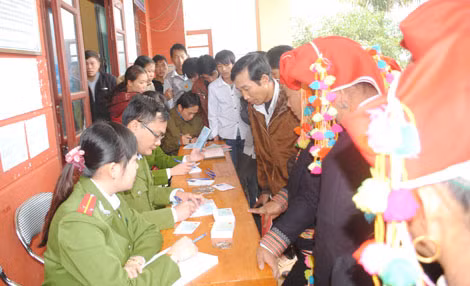 Cán bộ chiến sĩ Phòng Cảnh sát quản lý hành chính về trật tự xã hội, Công an tỉnh Lào Cai đến tận bản làng làm chứng minh nhân dân cho bà con.