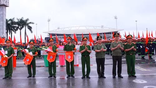 Ban Tổ chức trao giải cho các Đội tuyển đạt giải Nhất, Nhì, Ba toàn đoàn tại Hội thi.