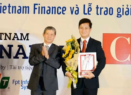 Phó Tổng Giám đốc VietinBank Trần Công Quỳnh Lân nhận giải Lãnh đạo CNTT Đông Nam Á tiêu biểu. Phó Tổng Giám đốc VietinBank Trần Công Quỳnh Lân nhận giải Lãnh đạo CNTT Đông Nam Á tiêu biểu.