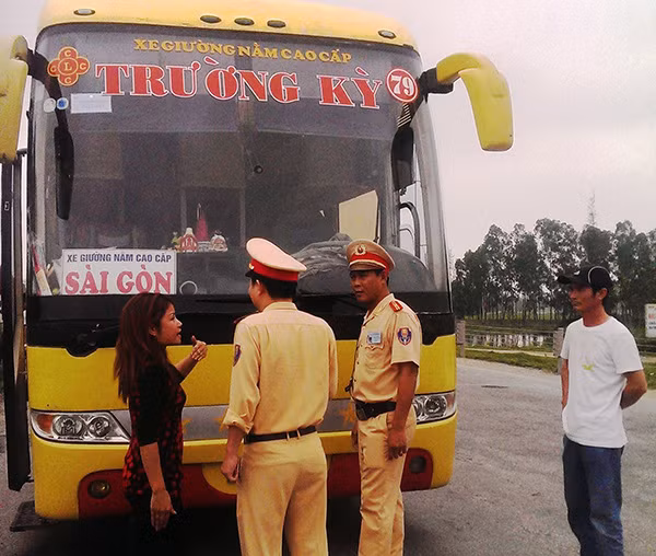 Lái xe chây ì, chủ xe lăng mạ, ngăn cản lực lượng CSGT.