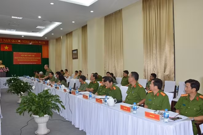 Đông đủ lãnh đạo các phòng ban nghiệp vụ CATP dự buổi Gặp mặt báo chí.