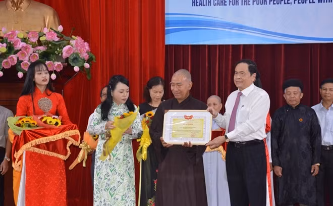 Lãnh đạo Ủy ban MTTQ Việt Nam và Bộ Y tế đã trao tặng Bằng khen cho các tập thể, cá nhân.