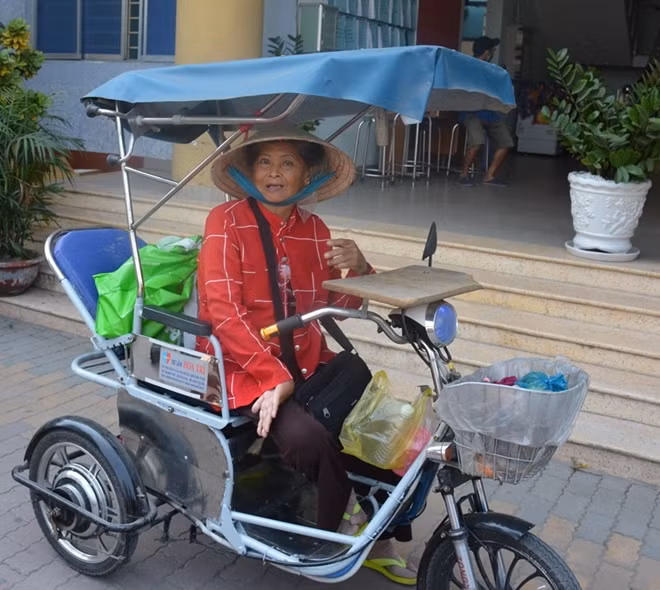 Cô Lê Thị Hà xúc động khi được nhận quà.