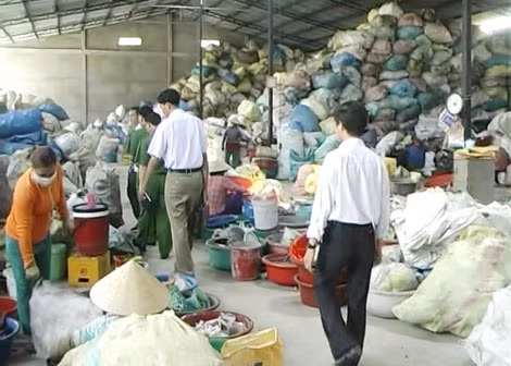 Kiểm tra an toàn PCCC tại một cơ sở thu mua phế liệu.