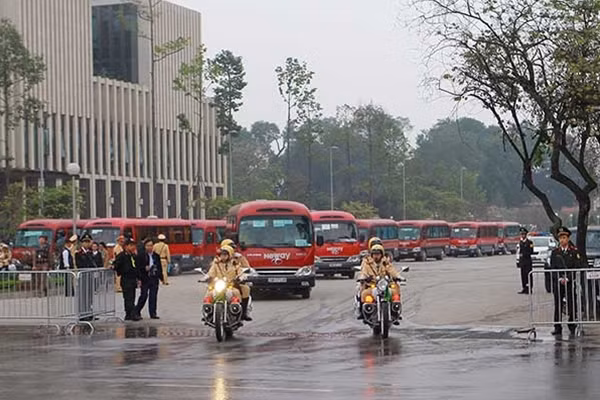 Lực lượng CSGT thực hiện phương án dẫn đoàn.