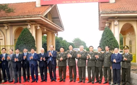 Lãnh đạo Bộ Công an và tỉnh Hà Nam chụp ảnh chung tại buổi lễ gắn biển công trình quy hoạch xây dựng cụm trường Công an nhân dân. Ảnh: Nguyễn Trinh-TTXVN.