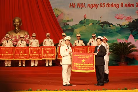 Thủ tướng Nguyễn Tấn Dũng trao cờ danh hiệu Anh hùng LLVTND cho Phòng Cảnh sát Kinh tế - Công an tỉnh Phú Thọ.