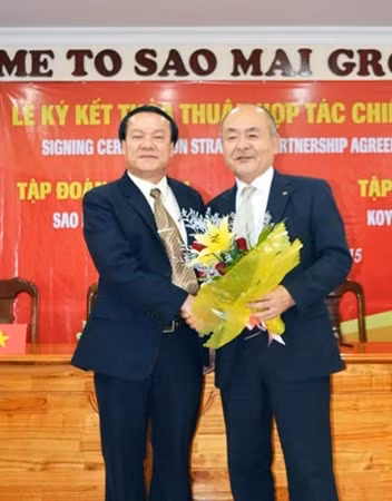 Ông Lê Thanh Thuấn (bìa trái) và một đối tác Nhật Bản.