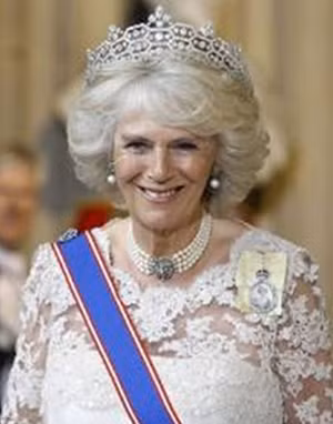 Nữ Công tước xứ Cornwall Camilla rạng rỡ khi được "đội thử" vương miện của mẹ chồng.