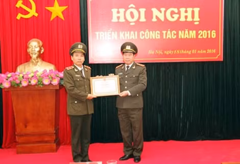Thứ trưởng Bùi Văn Nam trao Bằng khen của Bộ Công an cho Viện Chiến lược và Khoa học Công an.