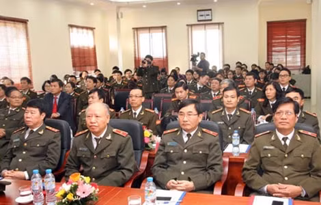 Thứ trưởng Bùi Văn Nam cùng các đại biểu dự Hội nghị.