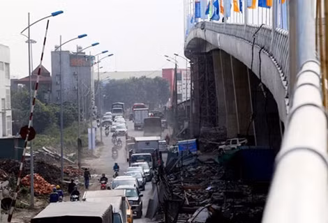 Xác định cầu vượt là hạng mục lớn và quan trọng nhất nên Ban quản lý dự án hạ tầng Tả Ngạn và nhà đầu tư đã đẩy nhanh tiến độ, thông xe sớm trước thời hạn 5 tháng. Việc sớm đưa công trình vào sử dụng sẽ góp phần giảm ách tắc tại nút giao trung tâm quận Long Biên và khai thác hiệu quả, đồng bộ tuyến đường 5 kéo dài. Đại diện Ban quản lý DA Hạ tầng Tả Ngạn cho biết: Sau thông xe kỹ thuật cầu vượt, đơn vị thi công sẽ bắt tay vào làm hầm chui, dự kiến hoàn tất vào cuối quý III/2016.