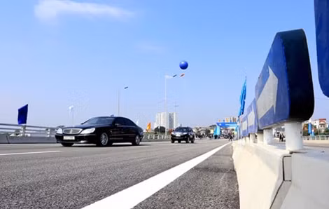 Hai đầu đường dẫn được lắp đặt dải phân cách di động; dải phân cách cứng bằng bê tông nằm giữa cầu. Hiện tại, dải phân cách ở đây chưa có hệ thống phản quang và sẽ được hoàn tất nay mai.