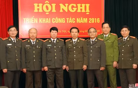 Thứ trưởng Bùi Văn Nam, lãnh đạo Viện Chiến lược và Khoa học Công an cùng các đại biểu.