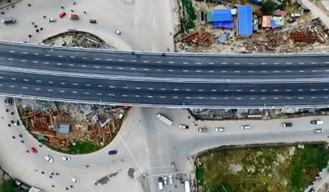 Cầu chạy qua nút giao trung tâm quận Long Biên được khởi công vào tháng 5/2015 theo hình thức hợp đồng BT (Xây dựng - Chuyển giao), chủ đầu tư của dự án là Công ty Cổ phần Him Lam.