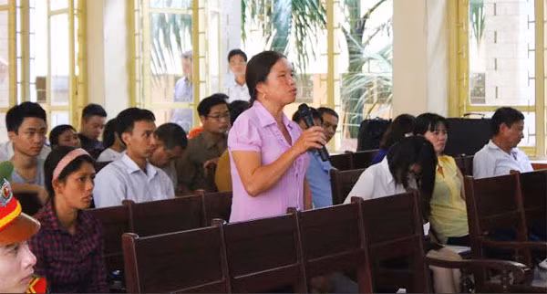 Mẹ kế bị cáo cho biết “Tôi tin điều Chung nói, vì bộ quần áo của nó dính máu sau khi bà Hoan bị giết hại”.