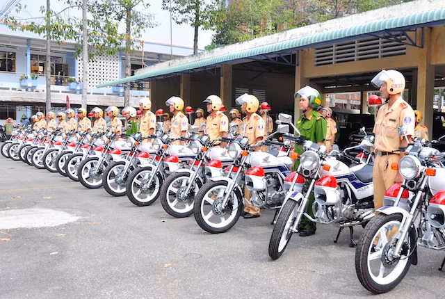 Công an tỉnh luôn quan tâm, trang bị phương tiện cho các lực lượng tham gia chiến đấu.