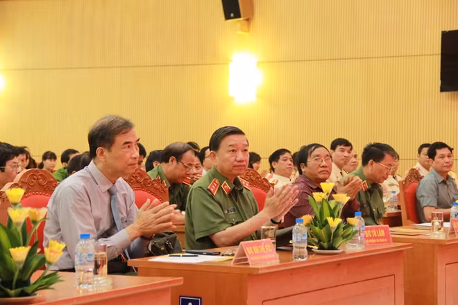Bộ trưởng Tô Lâm cùng các đại biểu dự buổi lễ.