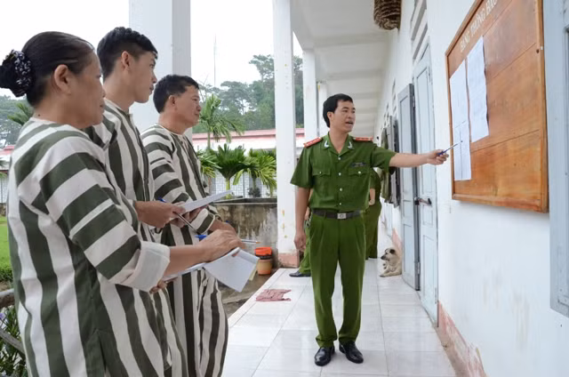 Cán bộ trại tạm giam tuyên truyền về chính sách giảm án, đặc xá cho phạm nhân nhân ngày Quốc khánh 02-9-2015.