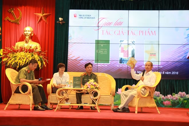Tiến sỹ Nguyễn Mạnh Hùng trả lời các câu hỏi của bạn đọc trong buổi giao lưu
