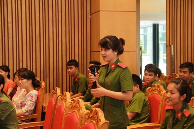 Học viên đặt câu hỏi cho các vị khách mời tại buổi giao lưu.
