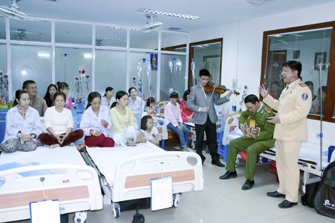 Công an quận Thanh Xuân đang trình bày ca khúc: “Để Gió Cuốn Đi” cùng sự xúc động của các bệnh nhân.