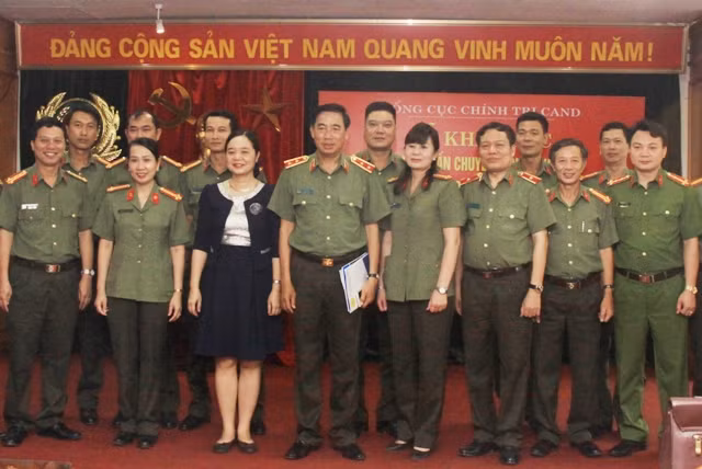Trung tướng Lê Văn Đệ cùng các đại biểu tham dự lớp tập huấn.
