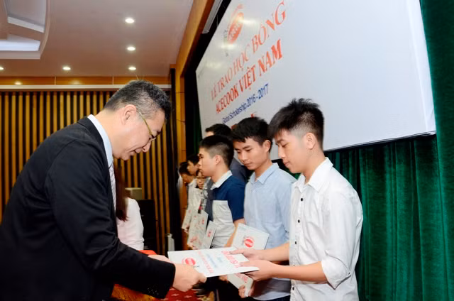 Đại diện công ty Acecook Việt Nam trao học bổng cho các bạn sinh viên.