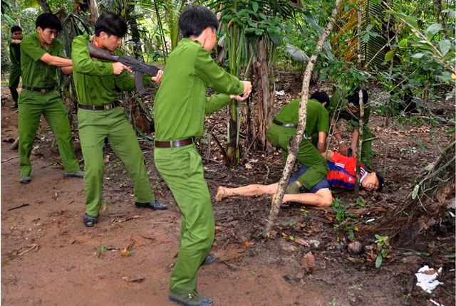 Tác phẩm dự thi mang tên “Diễn tập đánh bắt”.