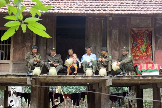 Công an xã Thanh Xương, huyện Điện Biên xuống cơ sở vừa giúp dân tăng gia sản xuất, vừa tuyên truyền đường lối chính sách của Đảng, pháp luật của Nhà nước tới từng hộ gia đình trên địa bàn.