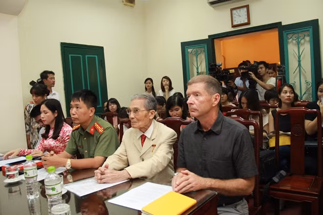 Ông Thomas Eugene Wilber cùng các đại biểu dự lễ trao tặng kỷ vật.