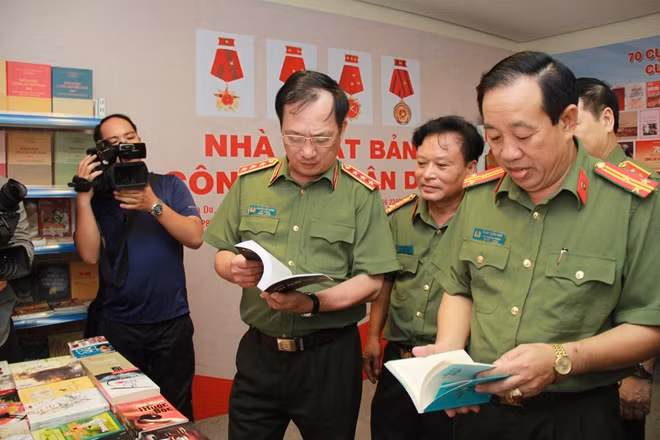 Thứ trưởng Nguyễn Văn Thành thăm gian trưng bày sách của Nhà xuất bản CAND.