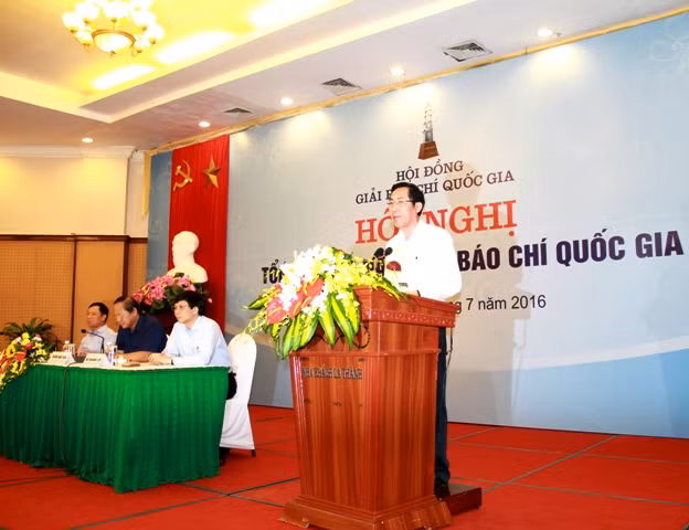 Đồng chí Thuận Hữu- Ủy viên TƯ Đảng- Tổng Biên tập báo Nhân Dân, Chủ tịch Hội Nhà báo Việt Nam, Chủ tịch Hội đồng Giải Báo chí Quốc gia phát biểu tại hội nghị.