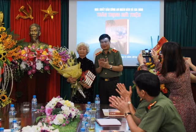 Trung tướng Nguyễn Xuân Mười tặng sách cho bà Lê Thị Hạnh, phu nhân của cố nhà văn Lê Vĩnh Hòa.